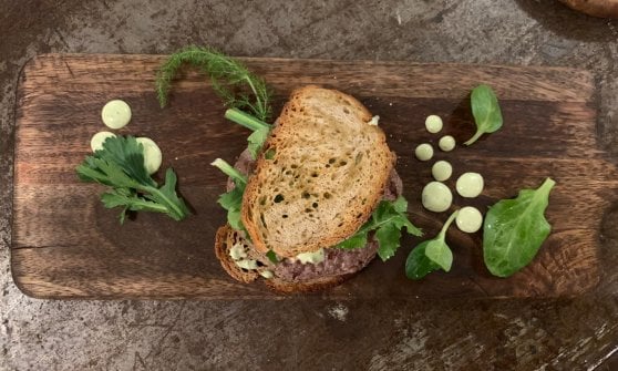 Hamburger di bufala con cialda di pane, maionese al prezzemolo e misticanza
