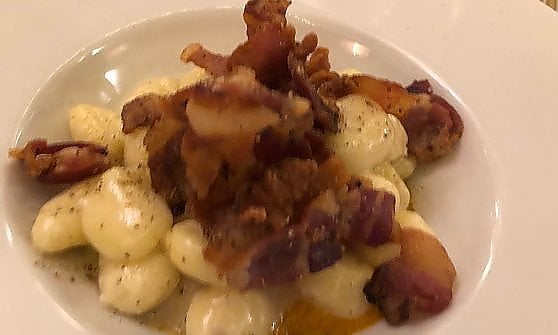 Gnocchi del pastificio Secondi con crema di zucca, guanciale croccante e pecorino