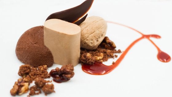 Un dessert della cucina monocromatica dello chef Giuseppe Giuliano