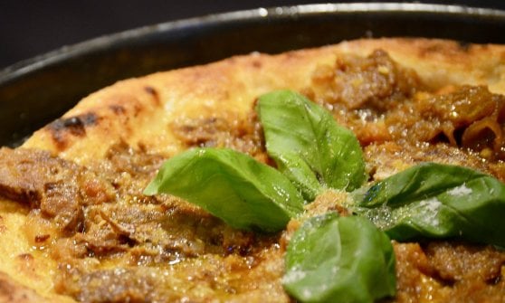 La pizza Genovese con cipolla ramata di Montoro, cacioricotta e basilico