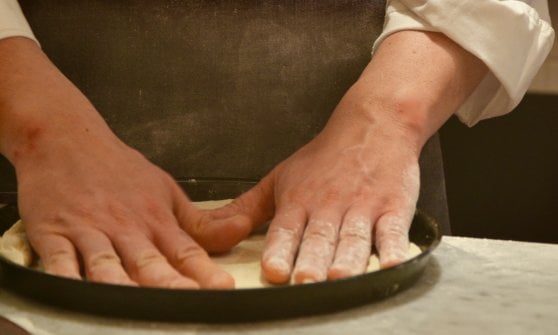 La preparazione della pizza nel ruoto