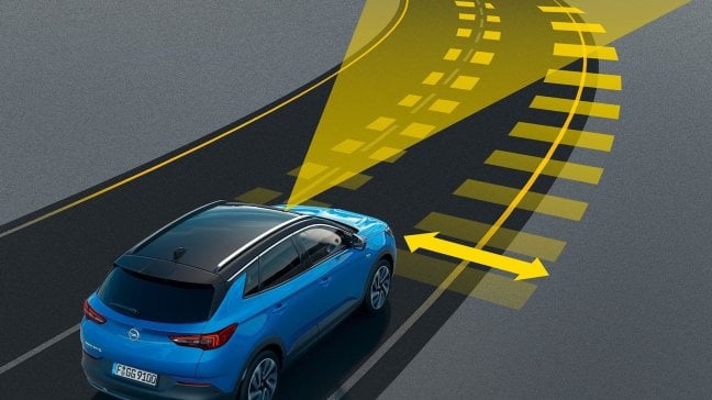 Opel Grandland X Hybrid4 i sistemi di assistenza stupiscono cos&igrave;