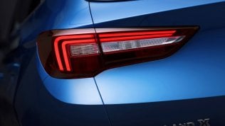 Opel Grandland, tocca alla ibrida: definiti i listini di commercializzazione