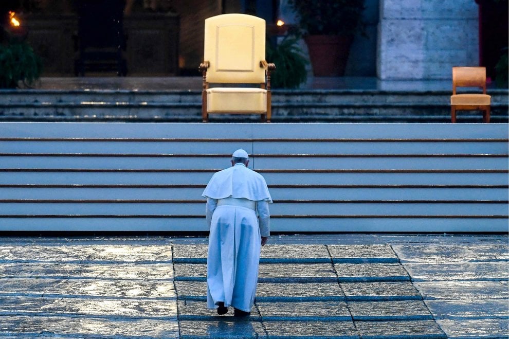 Coronavirus, la preghiera di papa Francesco in una piazza San Pietro