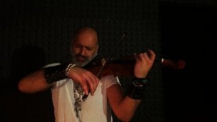 <a href="https://video.repubblica.it/dossier/25-aprile-2020/25aprile2020-fischia-il-vento-e-la-magia-del-violino-di-alessandro-quarta/358816/359372">&nbsp;'Fischia il vento" e la magia del violino di Alessandro Quarta<br /></a>