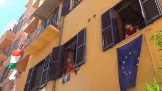 <a href="https://video.repubblica.it/dossier/25-aprile-2020/25aprile2020-il-condominio-di-san-lorenzo-come-un-teatro-vivente-il-flash-mob-a-roma/358957/359511">Il condominio di San Lorenzo a Roma come un teatro vivente</a>
