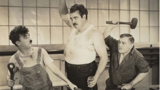 'Tempi moderni', Charlot operaio celebra la Festa del Lavoro