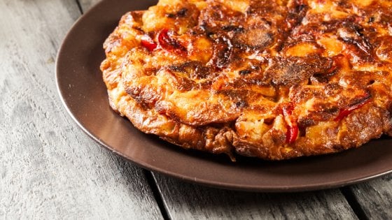 La frittata di salsiccia piccante e scamorza
