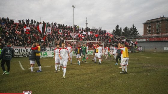 I giocatori del Carpi festeggiano dopo il 5-1 alla Reggiana (foto sito Carpi calcio)