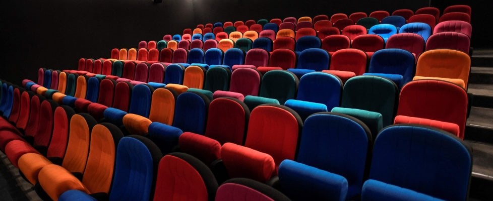 Dal 15 giugno autorizzati concerti, cinema e teatri ma solo con regole di distanza e capienza (1000 all'aperto, 200 al chiuso), sempre ferme le discoteche
