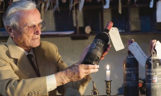 Un'immagine di Franco Biondi-Santi nella sua cantina qualche anno fa