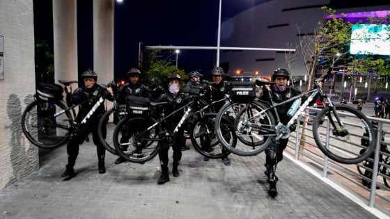 Bici usate come armi, Fuji sospende la vendita alla polizia Usa - la  Repubblica
