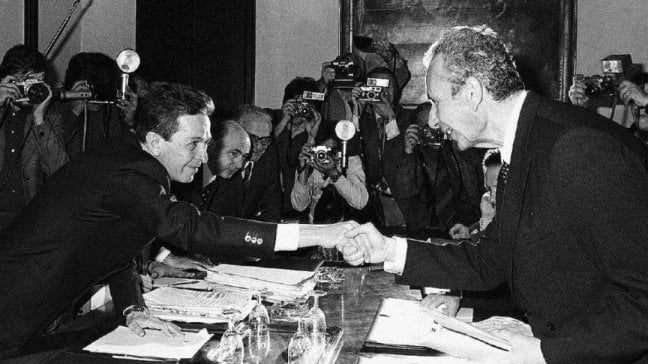 <a href="https://rep.repubblica.it/pwa/generale/2020/06/16/news/italia-germania_4-3_saragat_rumor_moro_e_quell_italia_operaia_attesa_da_una_notte_indimenticabile-259286713/" class="rep-small">Saragat, Rumor, Moro e l'Italia operaia <br />attesa da una gioia indimenticabile</a>