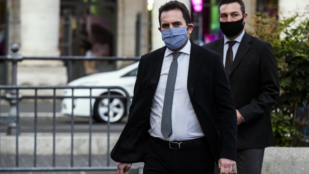 Il ritorno del calcio è un caso politico: scontro con Spadafora ...
