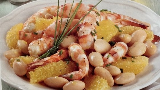 Insalata di gamberi, fagioli e arancia
