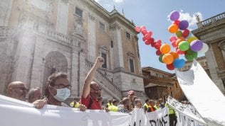 <a href="https://video.repubblica.it/cronaca/coronavirus-lavoratori-senza-cassa-integrazione-in-piazza-vado-in-chiesa-per-una-busta-di-spesa/361235/361790">Lavoratori senza Cassa integrazione in piazza: "Vado in chiesa per una busta di spesa"</a>