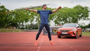 Il campione del mondo di Decathlon Niklas Kaul e la Opel Corsa-e