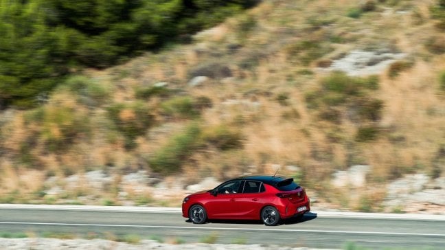 Opel Corsa-e batte le sorelle benzina e diesel