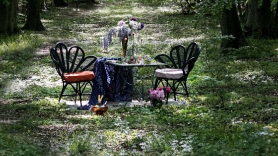 Più distanziati di così! I tavoli del ristorante nella foresta sono a chilometri l’uno dall’altro