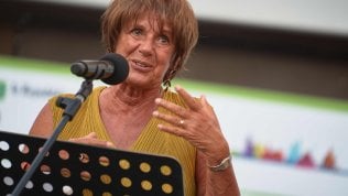 <a href="https://video.repubblica.it/dossier/la-repubblica-delle-idee-2020/rep-idee-2020-lella-costa-bologna-40-anni-dopo-e-saremmo-stati-salvati/363832/364388" fck_savedurl="">Lella Costa sul palco: Bologna, 40 anni dopo "e saremmo stati salvati" <strong>video</strong></a>