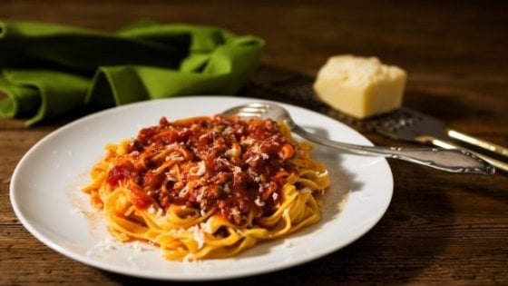 Alle tagliatelle al rag&ugrave; DonPasta ha dedicato la prima delle puntate del Podcast "La Repubblica del Soffritto"