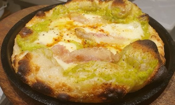 La pizzetta con crema di zucchine, mozzarella fiordilatte e guanciale