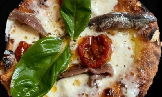 La Straccialici, con stracciatella di Andria, fiordilatte, alici del Mar Cantabrico, pomodori datterini, basilico e polvere di limone