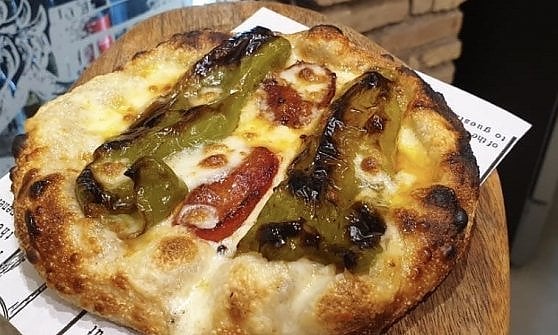 La pizzetta con friggitelli, pomodori datterini e provola affumicata