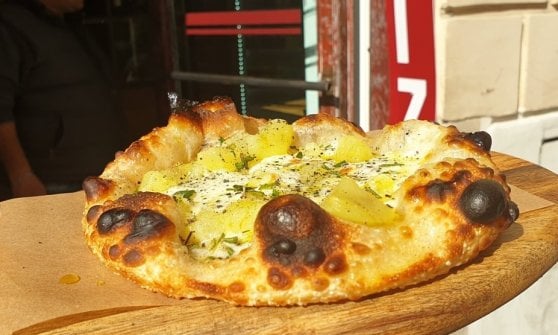 La pizza con patate e mozzarella fiordilatte