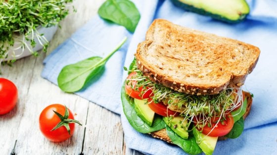 Tra sushi, toast e guacamole, il mondo celebra l'avocado 