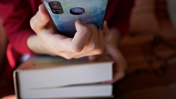 Usare troppo lo smartphone abbassa i voti degli studenti