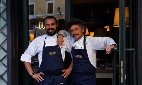 Da sinistra, gli chef Paolo Sirianni e Marco Gallotta dell'Osteria La Quercia a Roma