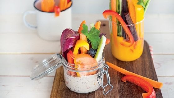 Pinzimonio con maionese ai mirtilli e salsa di mango