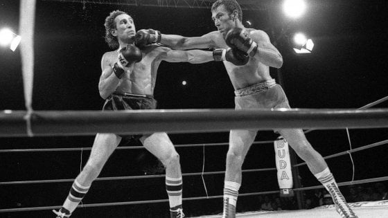 UN RICORDO : 12 LUGLIO 1978 Il KO alla 12° ripresa di Angelo Jacopucci vs Alan Minter . Nell'immagine, l'ultimo di 4 pugni di fila alla testa e il crollo sulle corde