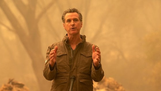 Usa, il governatore Newsom: "Venite in California e guardate bene gli incendi. Tutta colpa del cambiamento climatico"
