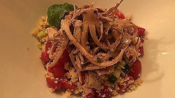 Totanetti di Civitavecchia al vapore su panzanella romana
