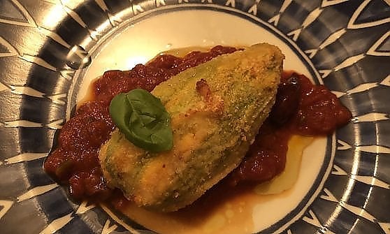 Fiore di zucca al forno con ricotta mantecata e salsa alla puttanesca