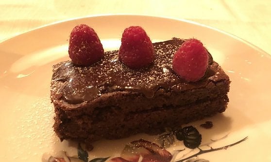 Torta caprese con salsa ai lamponi