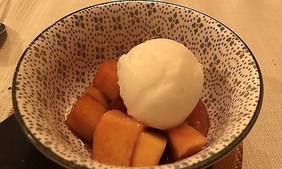 Pesche al vino, anice e canella con sorbetto al limone