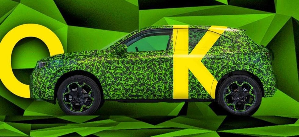 Opel Mokka, il prototipo mascherato tutto verde per svelare l'elettrica