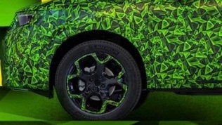 Opel Mokka, il prototipo mascherato tutto verde per svelare l'elettrica
