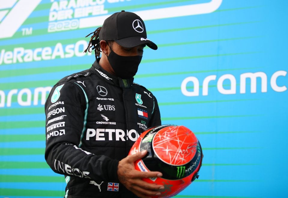 Hamilton eguaglia il record di Schumacher, Mick gli consegna un casco del  padre - Sport - La Repubblica