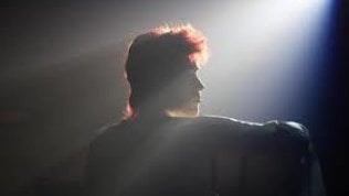 <a href="https://rep.repubblica.it/pwa/intervista/2020/10/16/news/stardust_bowie-270799105/" class="rep-small">'Stardust', Johnny Flynn porta sullo schermo Bowie: "Racconto i suoi demoni" </a>