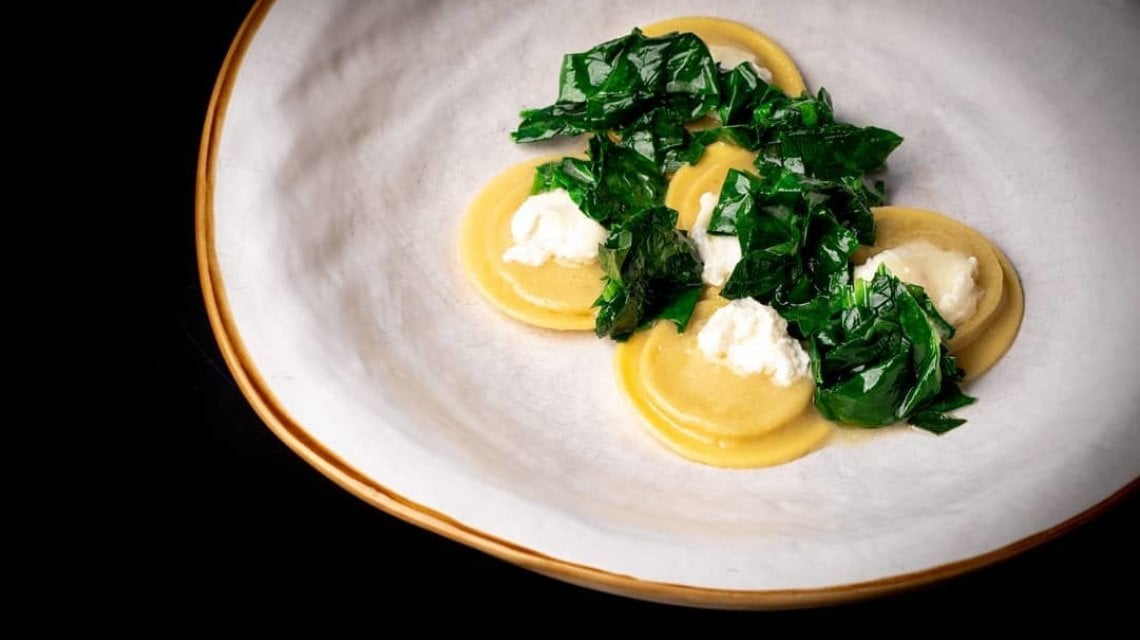 Ravioli ripieni di scalogno liquido, primo sale di capra e cicoria appassita