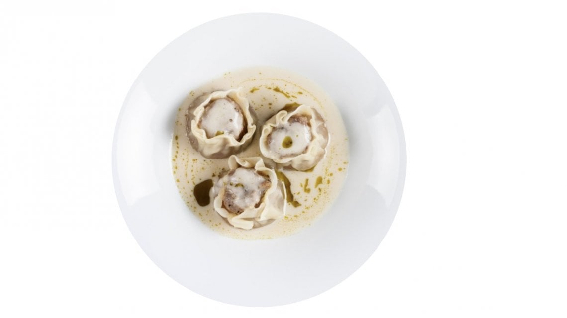 We Are All Connected Under One Sky -&nbsp;Ravioli, pancia di maiale affumicata, vongole di Goro e New England clam chowder