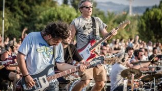 Rockin'1000, il doc sull'impresa di mille musicisti per cantare 'Learn to fly' dei Foo Fighters