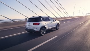 SUV Citro&euml;n C5 Aircross Hybrid Plug-in, cos&igrave; funziona il "Driver Assist"