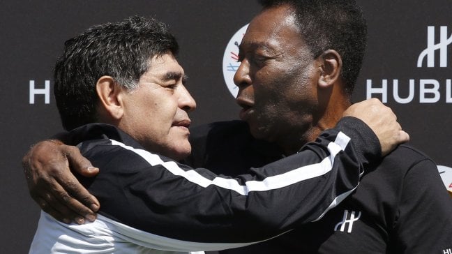 La vecchiaia dei numeri 10: <br />Diego e Pel&eacute; mai pi&ugrave; nemici