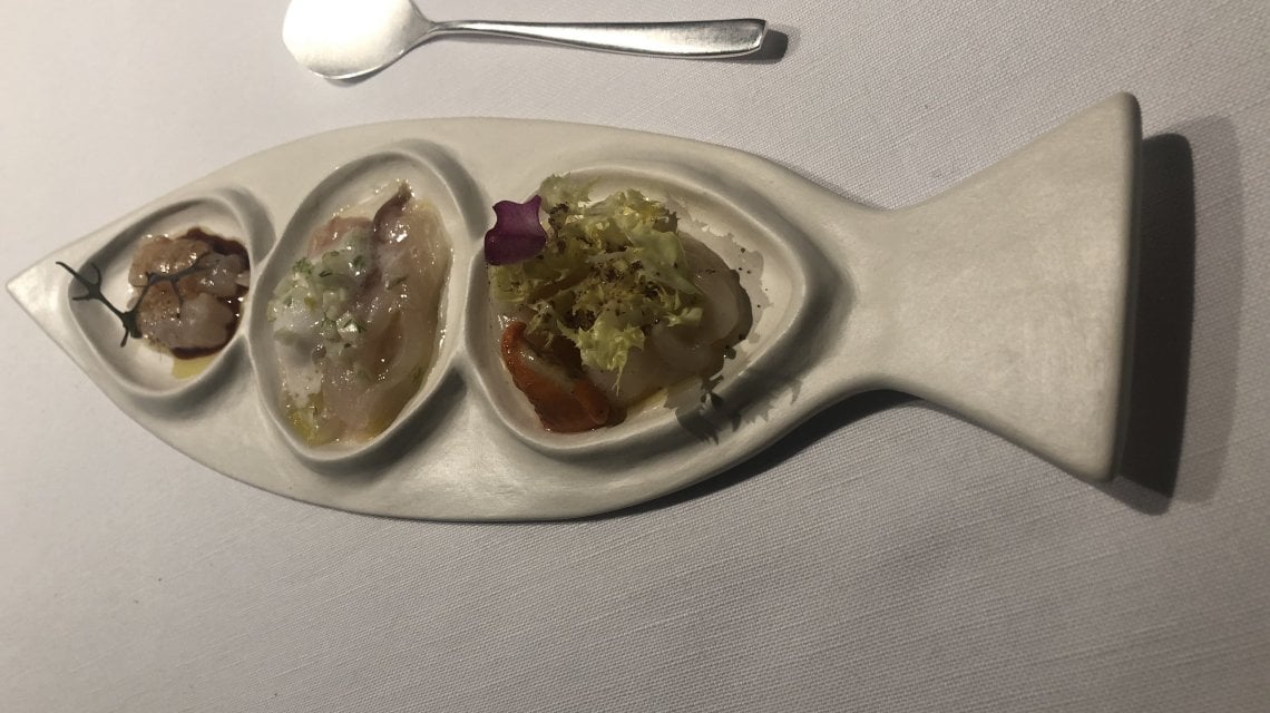 Scampo, caramello all'aceto di crostacei - branzino, finocchio e gin tonic - capasanta, scarola, lime e burro nocciola