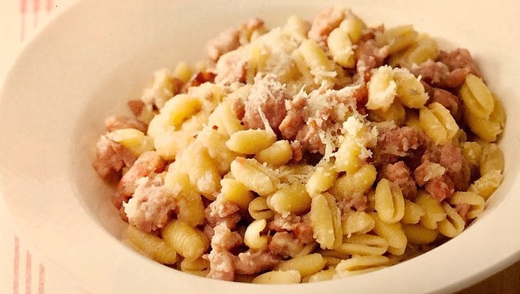 Malloreddus con crema di cipolla e salsiccia